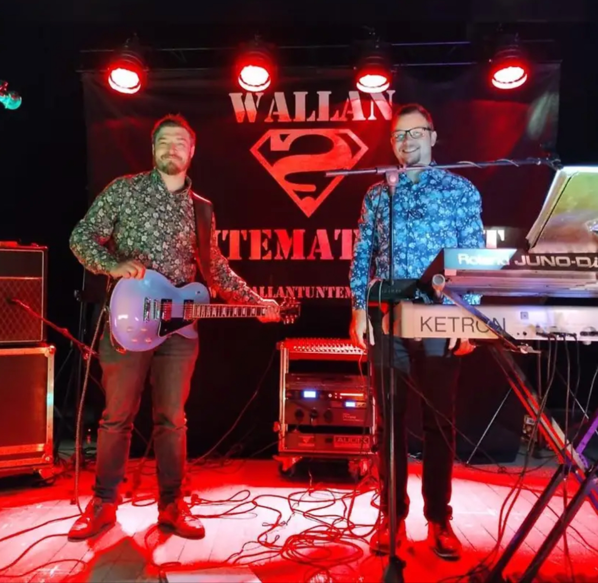 Wallan Tuntemattomat lavalla punaisissa valoissa